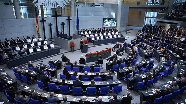 Volkstrauertag: Prinzessin Victoria betont Völkerrecht Die zentrale Gedenkstunde zum Volkstrauertag fand im Bundestag in Berlin statt.