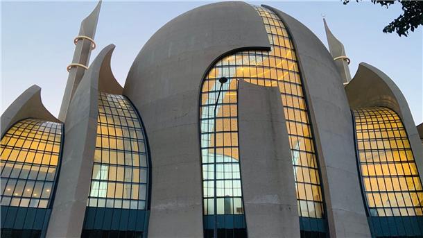 Die Zentralmoschee in Köln-Ehrenfeld. Schon bald sollen Muezzins zum Gebet rufen dürfen.