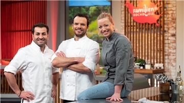 Die Zevenerin Zora Klipp mit ihren beiden Showpartnern Ali Güngörmüs und Steffen Henssler im Studio der Show „Familien-Kochduell“.