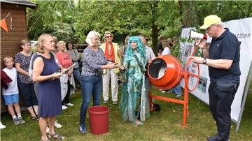 Die Ziehung der Gewinner fand unter notarieller Aufsicht von Meike Siems (links) statt. 
