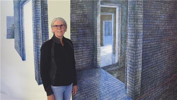  Ingeborg Dammann-Arndt steht vor einem ihrer Kunstwerke.