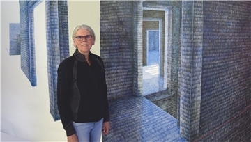  Ingeborg Dammann-Arndt steht vor einem ihrer Kunstwerke.