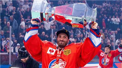 Ein Eishockeyspieler der ZSC Lions mit einem Pokal