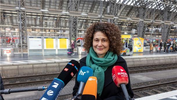 GDL-Chef Weselsky wähnt Öffentlichkeit auf seiner Seite „Die Züge rollen, und man kann auch während des Streiks reisen“, sagt Bahn-Vorstandsmitglied Stefanie Berk in Frankfurt am Main.