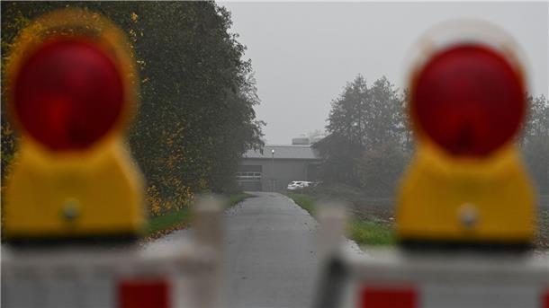 Die Zufahrt zum Betrieb ist abgesperrt.