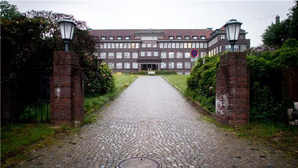 Zweite Gedenkstätte für die Opfer von Ex-Pfleger Niels Högel Die Zufahrt zum Hauptgebäude vom Josef-Hospital im Stadtteil Deichhorst.
