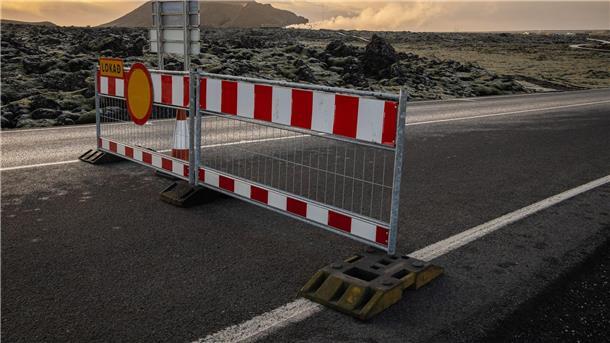 Zahl der Erdbeben in Island geht leicht zurück Die Zufahrtsstraße zur Blauen Lagune auf Island wurde bereits geschlossen, um Zwischenfälle in der Gegend im Falle eines möglichen Vulkanausbruchs zu vermeiden.