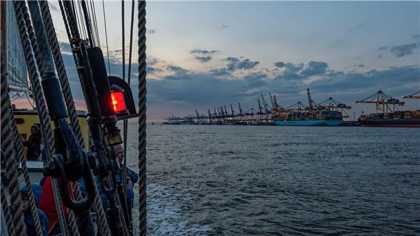 Die „Zuiderzee“ passiert die Containerkaje.