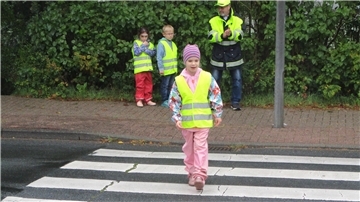 Die zukünftigen Schulkinder der DRK Kita im Hollandhaus beim Schulwegtraining mit der Verkehrswacht Bremervörde-Zeven.