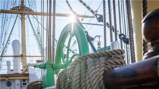 Die Zukunft der „Schulschiff Deutschland“ ist bereits Gottesdienst-Thema. Der Vegesacker Pastor Volker Keller hat in seiner Predigt den Verbleib des Segelschiffs in Bremen gefordert. Regelmäßig feiert er Gottesdienste auf dem Deck des Schiffs. 