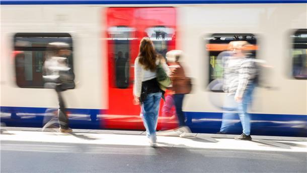 Finanzierung des Deutschlandtickets ab 2026 bleibt offen Die Zukunft des Deutschlandabos für den öffentlichen Nahverkehr bleibt ungewiss. (Archivbild)