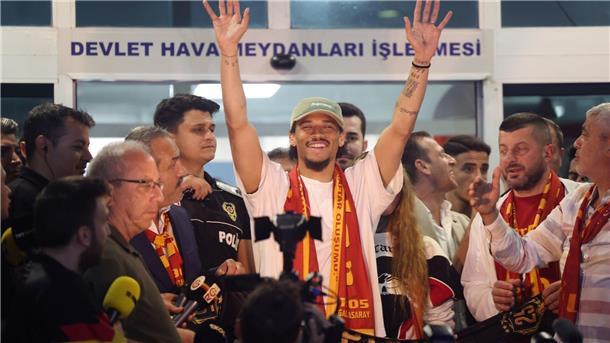Transfer perfekt: Sané wechselt vom FC Bayern nach Istanbul Die Zukunft von Leroy Sané ist geklärt: Er spielt jetzt für Galatasaray Istanbul.