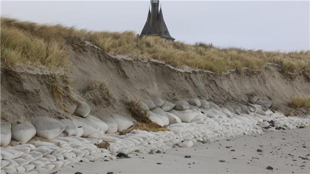 Die zur Stabilisierung der Düne dauerhaft eingebauten Sandsäcke wurden von den Wellen des Sturmtiefs „Zoltan“ freigelegt.