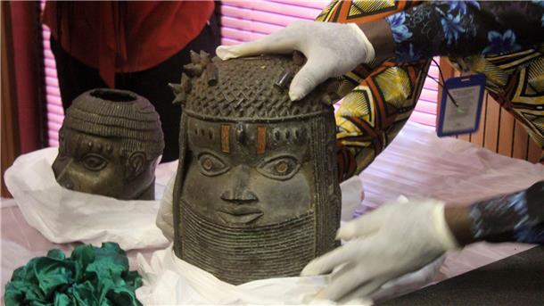 Die zurückgegebenen Benin-Bronzen werden bei der Übergabezeremonie ausgestellt.