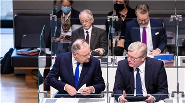 Die Zusammenarbeit von Ministerpräsident Weil (links, SPD) und Wirtschaftsminister Bernd Althusmann (CDU) genießt laut Niedersachsen Check bei den Bürgern wenig Zustimmung.