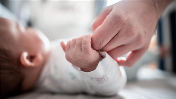 Mehr Länder weltweit mit niedriger Geburtenrate Die zusammengefasste Geburtenziffer lag Anfang der 1960er Jahre noch bei rund fünf Kindern pro Frau.