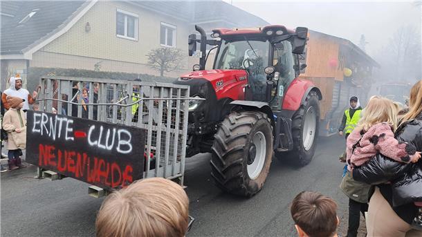 Die schönsten Fotos vom Karneval in Wehdel: Was für ein bunter Umzugstrubel Die Zuschauer freuen sich über den Umzug beim Karneval in Wehdel.