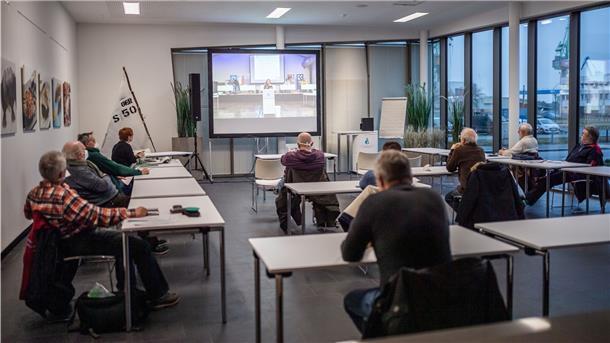 Die Zuschauer verfolgen die Debatte des Bauausschusses wegen der Corona-Schutzauflagen aus dem benachbarten Seefischkochstudio. Die Stadtverordneten wollen den Weg für digitale Sitzungen bereiten. Foto: Hartmann