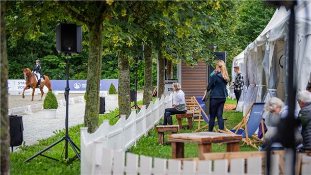 Regen, Wettkämpfe und Showreiten: Das sind die Elmloher Reitertage in Bildern Die Zuschauerränge füllen sich allmählich.