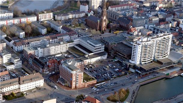 Die Zustimmung zum Kauf und Abriss des Ex-Karstadt-Hauses geben die Stadtverordneten nur hinter verschlossenen Türen.