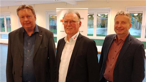 Die zwei im Landkreis Rotenburg vertretenen Kreisverbände Bremervörde und Rotenburg des Deutschen Roten Kreuzes (im Bild von links deren Präsidenten Frank Pingel und Günther Köhnke sowie Bremervördes Kreisgeschäftsführer Rolf Eckhoff bei einem Treffen Mitte Juni 2024 in Zeven) fusionieren voraussichtlich noch vor den Herbstferien zum DRK-Kreisverband Bremervörde-Rotenburg. 