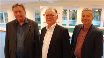 Die zwei im Landkreis Rotenburg vertretenen Kreisverbände Bremervörde und Rotenburg des Deutschen Roten Kreuzes (im Bild von links deren Präsidenten Frank Pingel und Günther Köhnke sowie Bremervördes Kreisgeschäftsführer Rolf Eckhoff bei einem Treffen Mitte Juni 2024 in Zeven) fusionieren voraussichtlich noch vor den Herbstferien zum DRK-Kreisverband Bremervörde-Rotenburg. 