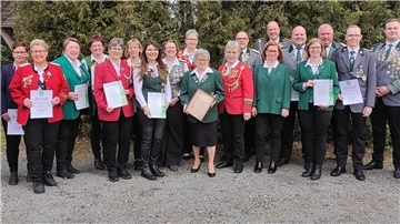 Mehrere aktive Schützen aus dem Schützenkreis Zeven haben sich zu einem Foto aufgestellt. Die zweite Bezirkspräsidentin Renate Viebrock (rechts) und der dritte Bezirkspräsident Sascha Denz (2. von rechts) sind dabei.