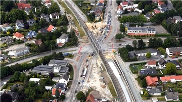 Luftaufnahme von einer Baustelle an den Bahngleisen.