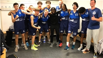 Die zweite Mannschaft der Eisbären Bremerhaven feiert ausgelassen ihren Sieg nach Overtime beim Vizemeister CVJM Hannover.