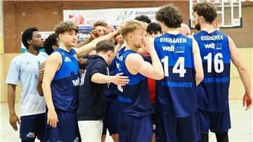 Regio-Eisbären haben Bock darauf, sich zu verbessern Eine Basketball-Mannschaft bildet einen Kreis und schwört sich ein. Die Regionalliga-Mannschaft der Eisbären Bremerhaven freut sich nach dem Aufstieg auf die neue Saison.