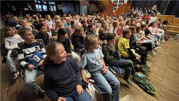 Wie 288 Grundschulkinder in der Nordenhamer Jahnhalle das Glück fanden Zweitklässler bei einer Theateraufführung in der Jahnhalle.