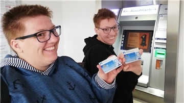Katharina und Christine Middendorf am Geldautomaten