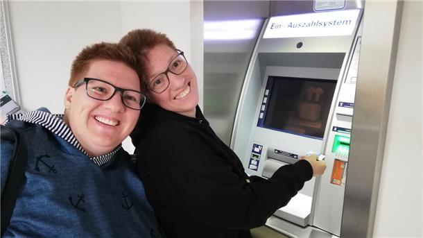Katharina und Christine Middendorf am Geldautomaten