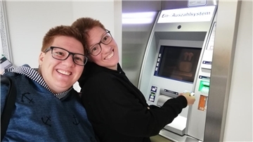 Katharina und Christine Middendorf am Geldautomaten