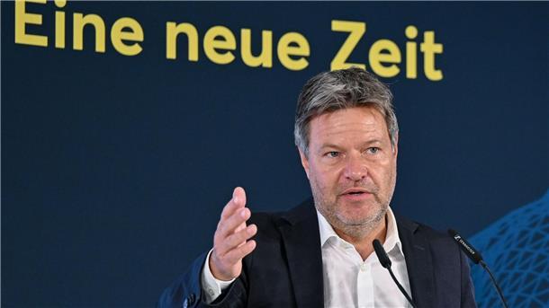 Habeck will Vorschlag für Reform der Netzentgelte machen „Diejenigen, die erneuerbare Energien ausbauen, sollen nicht höhere Netzentgelte bezahlen als diejenigen, die es nicht tun“ Bundeswirtschaftsminister Habeck in Bad Saarow.