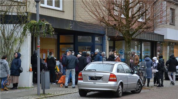 Schlange stehen vor der Tafel in Zeven
