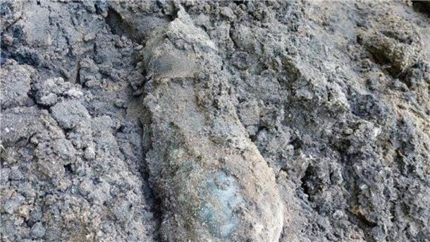 Dienstagvormittag ist bei Baggerarbeiten auf dem Gelände des „Bewegungsparks am Speicher“ zwischen Großer Straße und Aalter Allee eine britische Mörsergranate aus dem Zweiten Weltkrieg gefunden worden.