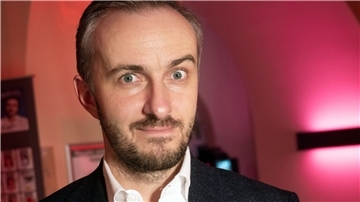 Die Plattform „Frag den Staat“ und das „ZDF Magazin Royale“ von Jan Böhmermann haben nach eigenen Angaben als geheim eingestufte hessische NSU-Akten veröffentlicht.