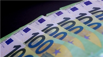 Diese 100-Euro-Scheine hätten wohl alle Kommunen gerne. Doch die Steuereinnahmen in diesem Jahr brechen ein - auch beim Kreis Cuxhaven.