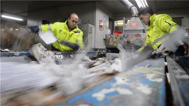 „Diese aufgeführten Fehlbefüllungen mindern nicht nur die Qualität der Papierverwertung“, macht GIB-Sprecherin Alexandra Janßen deutlich. Auch das Mülltrennungssystem an sich werde durch die Fremdstoffe gefährdet.