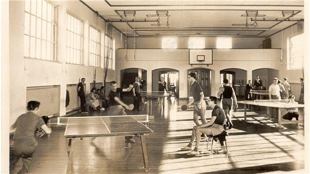 Tischtennisspiel als Volkssport Diese Aufnahme vom Tischtennistraining in der Atenser Turnhalle entstand 1960.