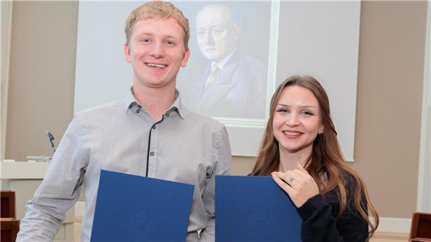 Diese Auszubildenden haben ihre Abschlussprüfung mit Bestnote bestanden: Charmaine Schulz und Robin Böning. Dafür wurden sie von der Hermann-Leverenz-Stiftung geehrt.