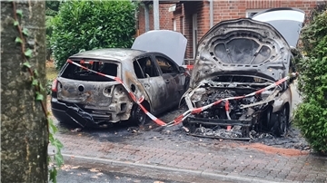Diese beiden Fahrzeuge brannten in der Nacht zu Montag in Scheeßel vollständig aus. Die Feuerwehren konnten ein Übergreifen der Flammen auf das Wohnhaus verhindern.