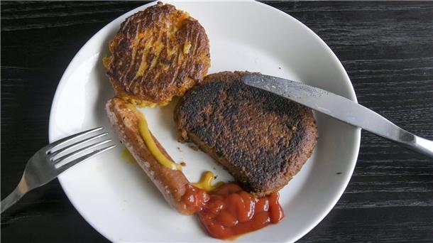 Können Vegetarier bald in einen echten Burger beißen? Diese Bouletten und Würstchen sehen aus wie echtes Fleisch, sind aber aus pflanzlichen Ersatzprodukten hergestellt. (Archivbild)