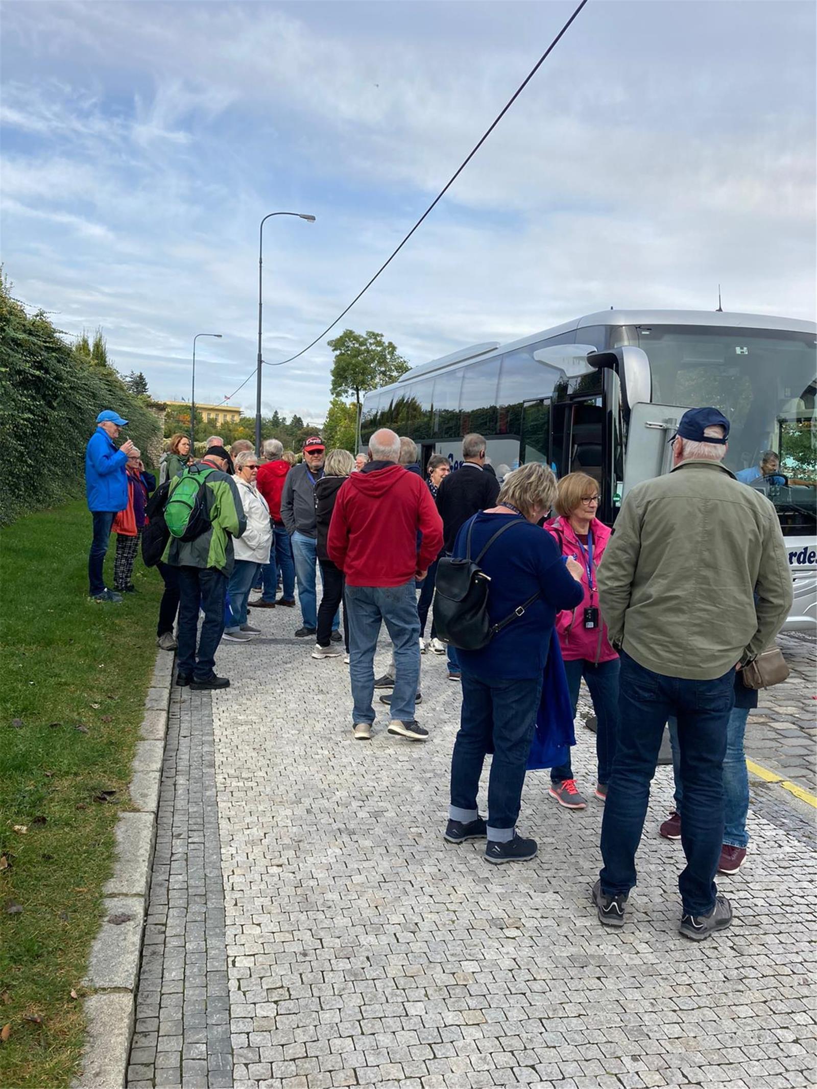 Diese Bus Reisegruppe ist schon in Prag. Vor dem Spiel gibt es noch eine Stadtfü...