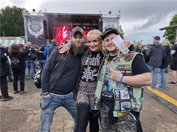 Diese drei Festivalbesucher ließen sich vom Wetter nicht die Partylaune verderbe...