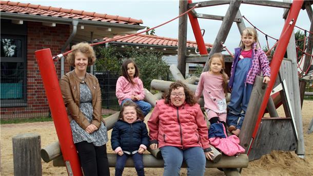 Drei Schülerinnen der Lebenshilfe absolvieren Praktikum in einer Kita Das Foto zeigt die drei Praktikantinnen mit Kindergartenkindern.