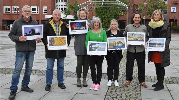Diese Fotografinnen und Fotografen haben am Nordenham-Kalender 2024 mitgewirkt. Unser Bild zeigt sie mit NMT-Geschäftsführerin Ilona Tetzlaff (von links): Volker Rohde, Jörg Blomenkamp, Ilona Tetzlaff, Sonja von Pickardt, Sandra Kleemeyer, Andres Hernandez und Jane Agena.