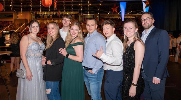 Diese gemischte "Partygang" freut sich auf einen gemeinsamen Abend auf der Tanzf...
