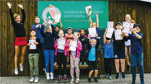 Top: Anna-Christin Kaiser aus Sittensen gewinnt Golfverband-Nachwuchspreis Eine Gruppe freut sich über das Kindergolfabzeichen.
